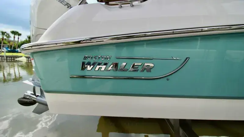 2019 Boston Whaler 27 vantage