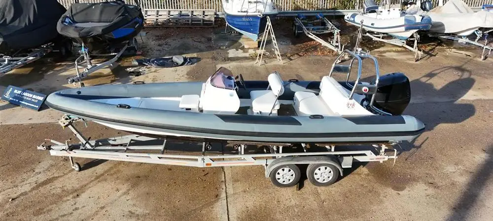 1995 Lagoon 715