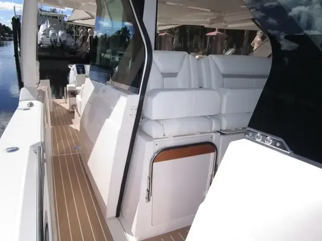 Tiara Yachts LS