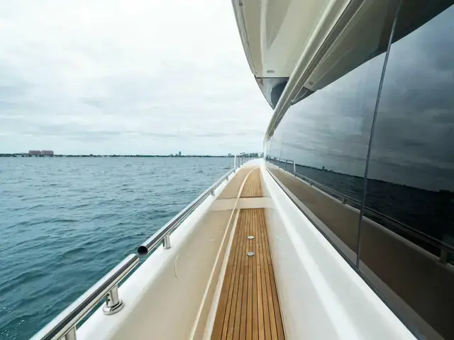 Ferretti Yachts 800