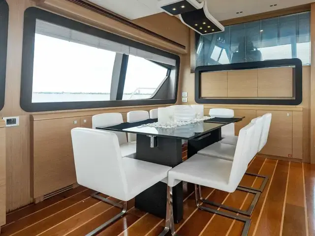 Ferretti Yachts 800