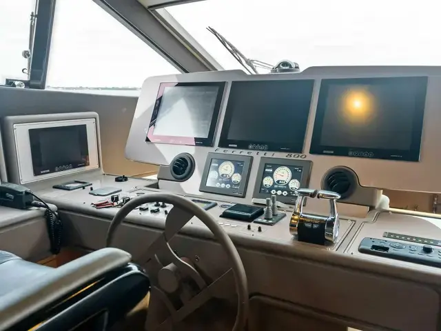 Ferretti Yachts 800