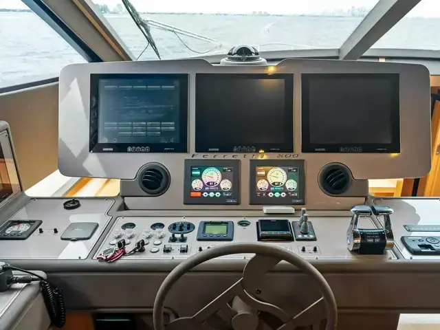 Ferretti Yachts 800