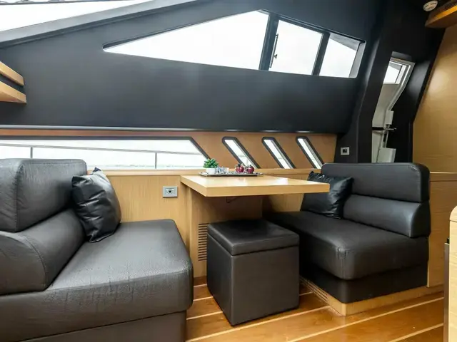 Ferretti Yachts 800