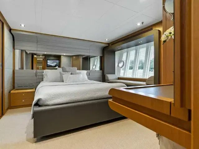 Ferretti Yachts 800