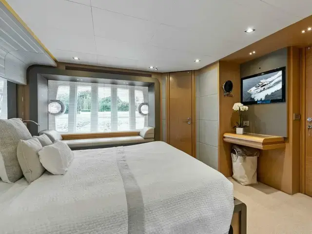 Ferretti Yachts 800