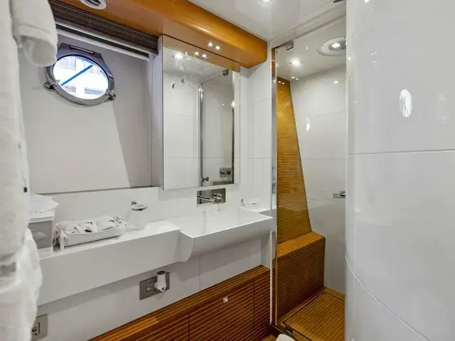 Ferretti Yachts 800