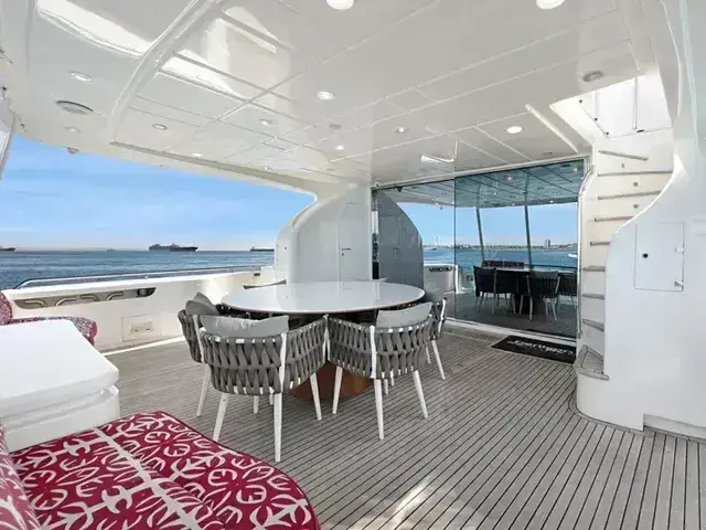 Ferretti Yachts 880