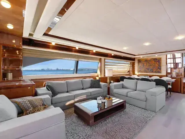 Ferretti Yachts 880