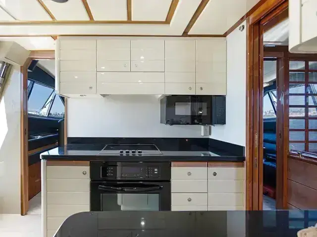 Ferretti Yachts 880