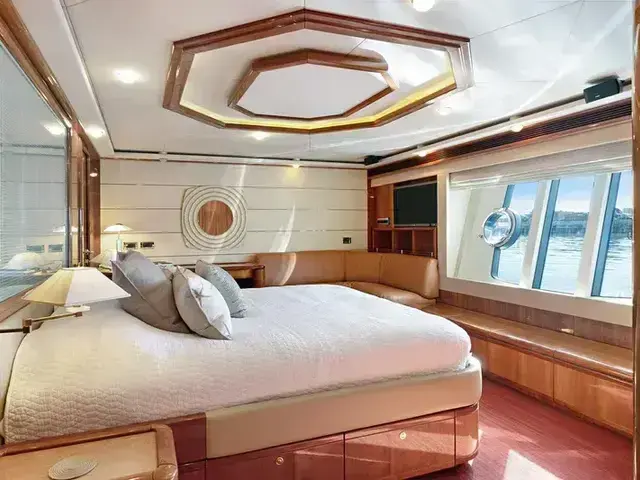 Ferretti Yachts 880