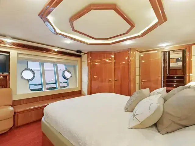 Ferretti Yachts 880