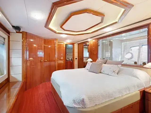 Ferretti Yachts 880