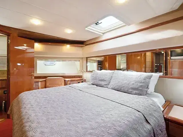 Ferretti Yachts 880