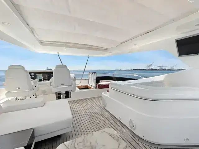 Ferretti Yachts 880