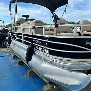 2019 Sun Tracker 20 DLX Fishin Barge