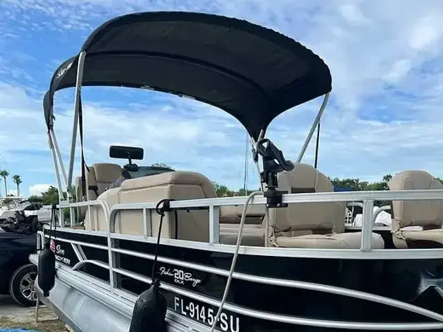 Sun Tracker 20 DLX Fishin Barge