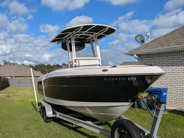 Robalo Center Console R222