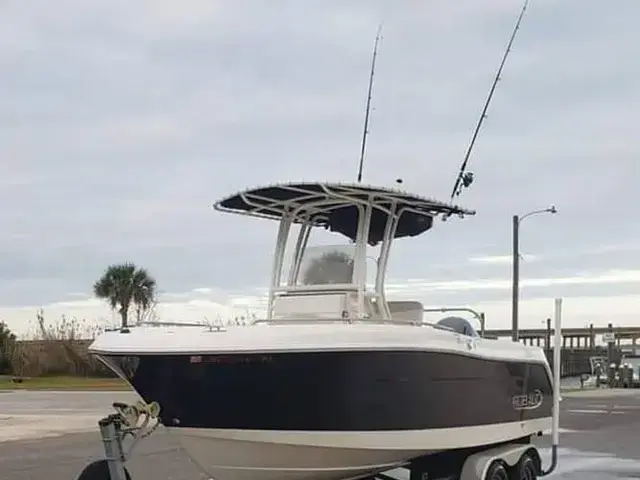 Robalo Center Console R222