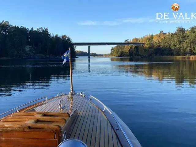 Classic Motor Yacht