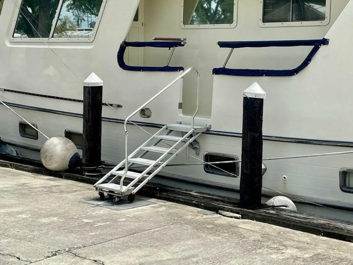 1986 Marine Trader med yacht w- cockpit