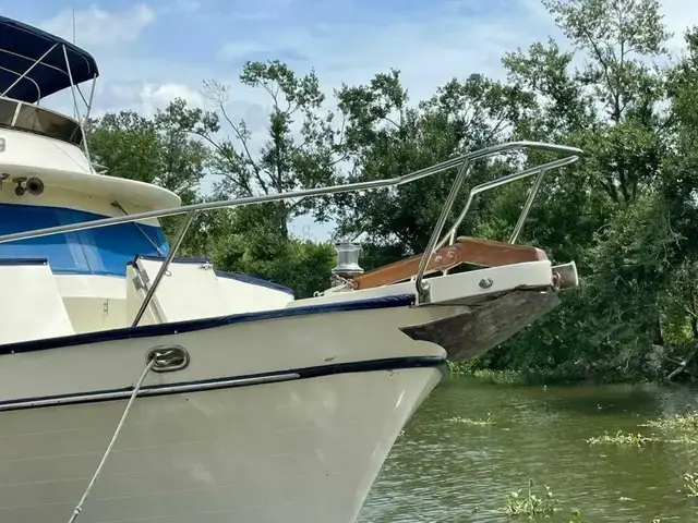 Trader Med Yacht w- Cockpit