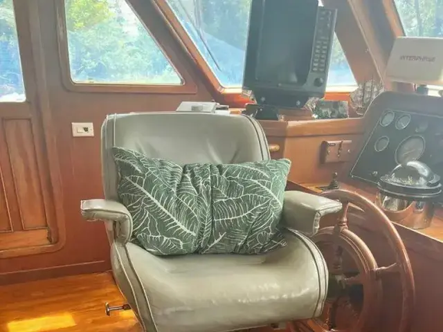 Trader Med Yacht w- Cockpit