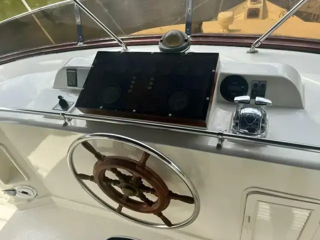 Trader Med Yacht w- Cockpit