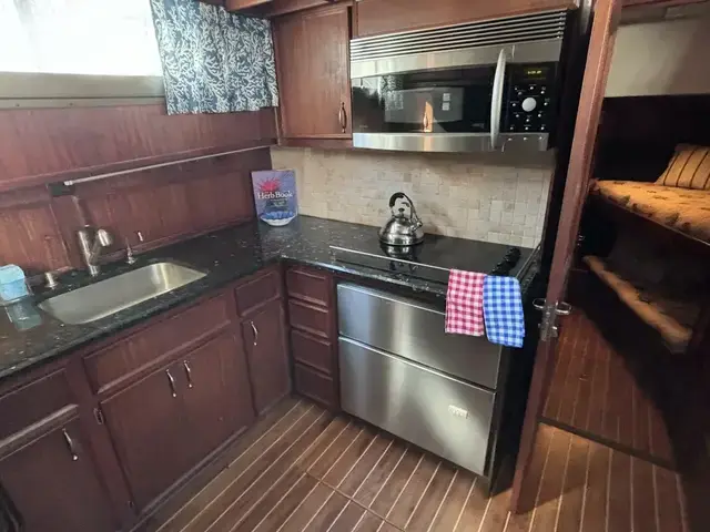 Hatteras Yacht Fish 53