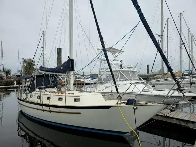 Pacific Seacraft Crealock 37