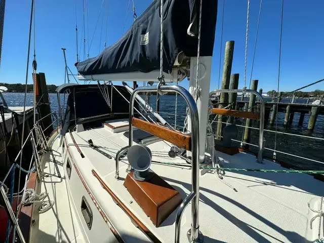 Pacific Seacraft Crealock 37