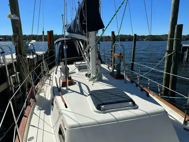 Pacific Seacraft Crealock 37