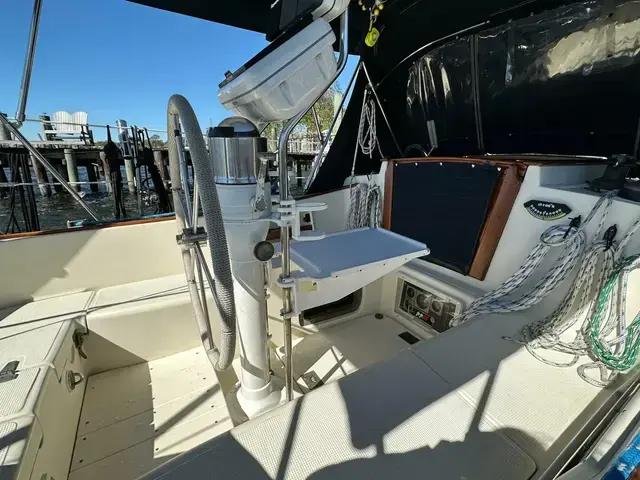 Pacific Seacraft Crealock 37