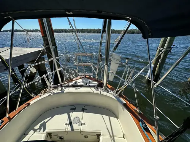 Pacific Seacraft Crealock 37