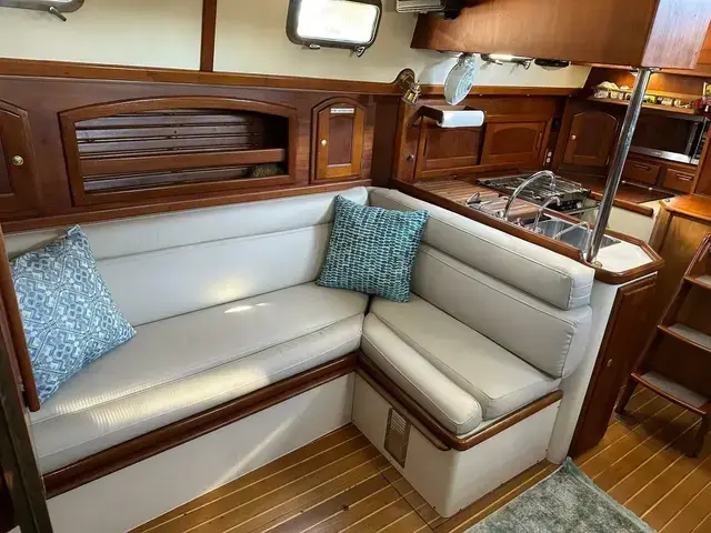 Pacific Seacraft Crealock 37