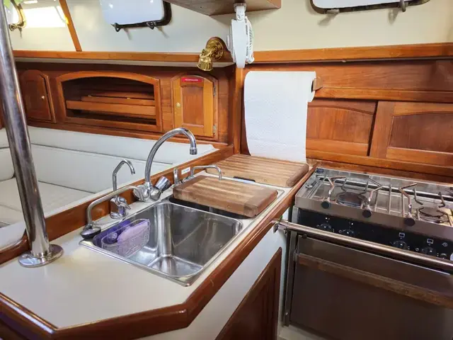 Pacific Seacraft Crealock 37