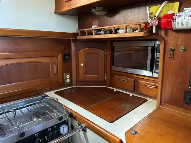 Pacific Seacraft Crealock 37