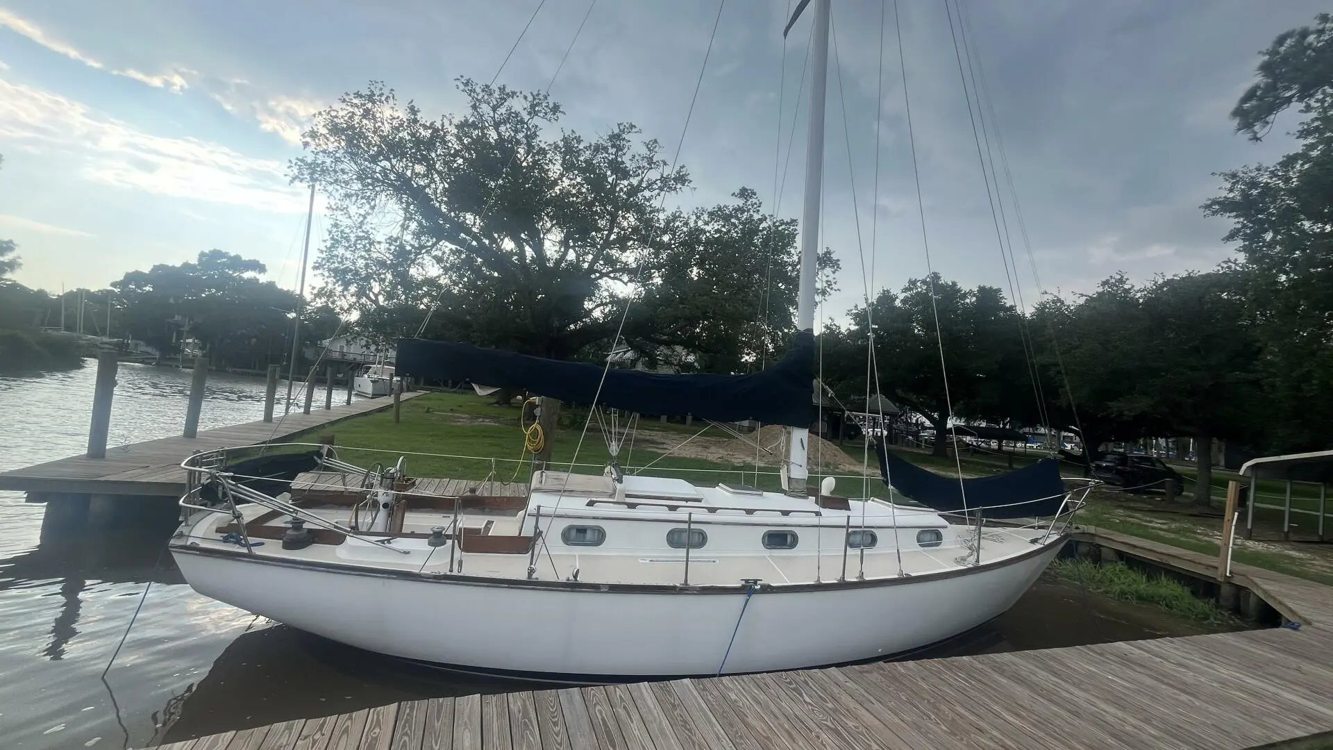 1981 Cape Dory 33