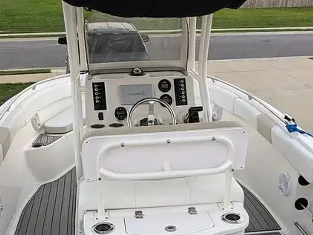 Robalo Center Console R222