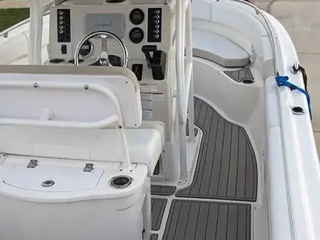 Robalo Center Console R222