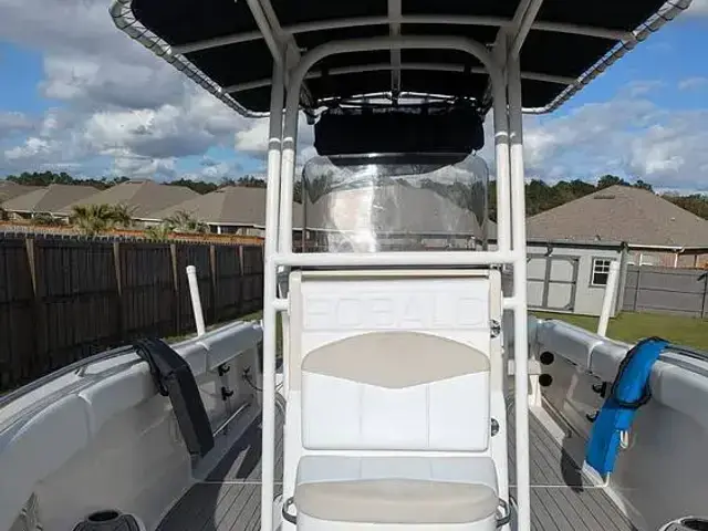 Robalo Center Console R222