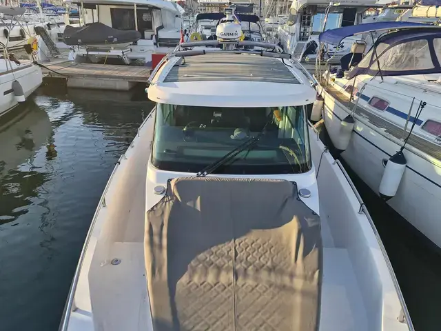 Axopar 37 Sport Cabin