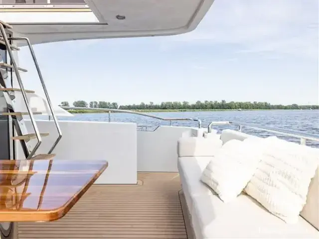 Van Den Hoven Voyager 56