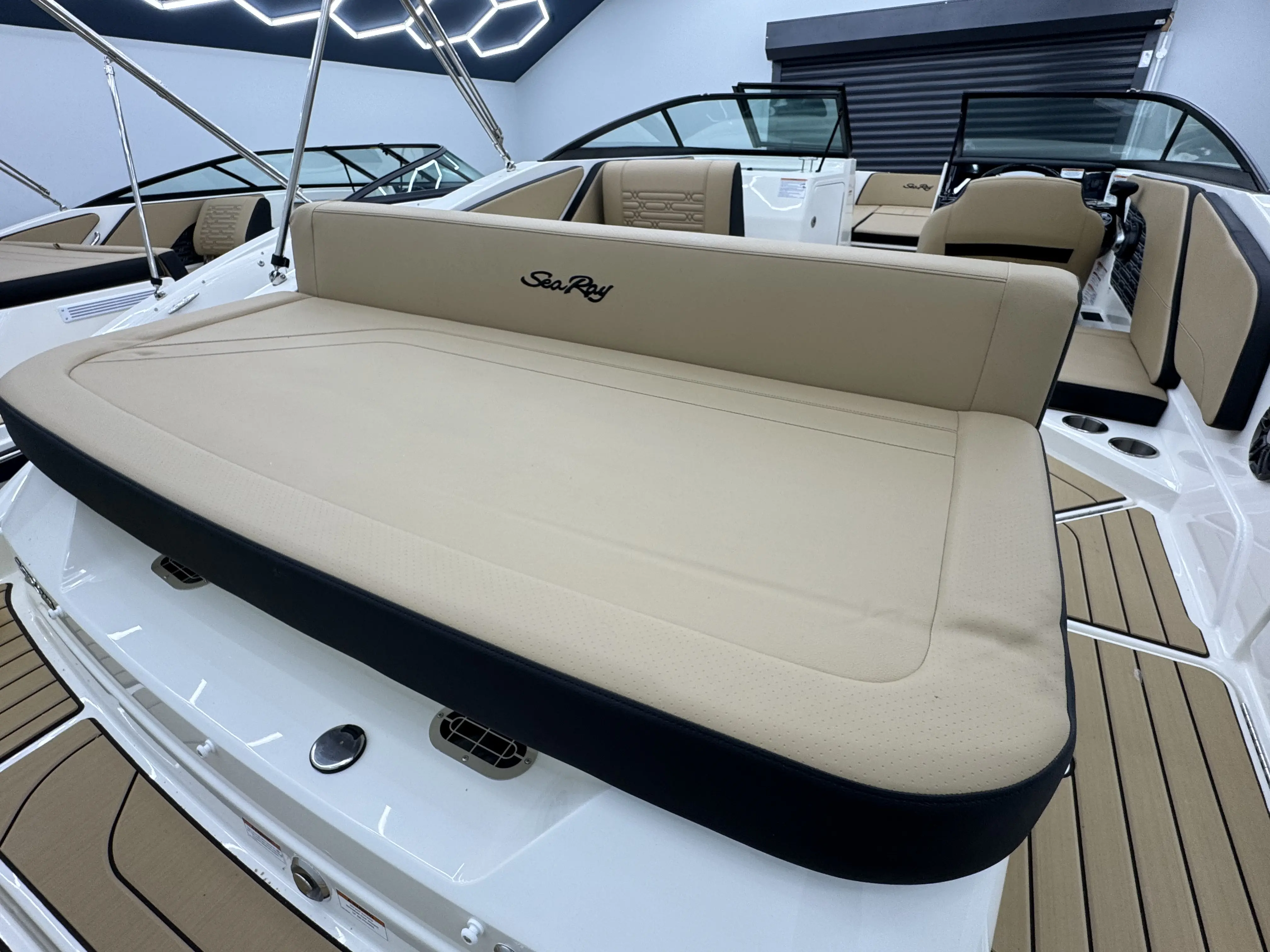 2024 Sea Ray 210 spxe