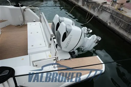 2021 Sealine c335v