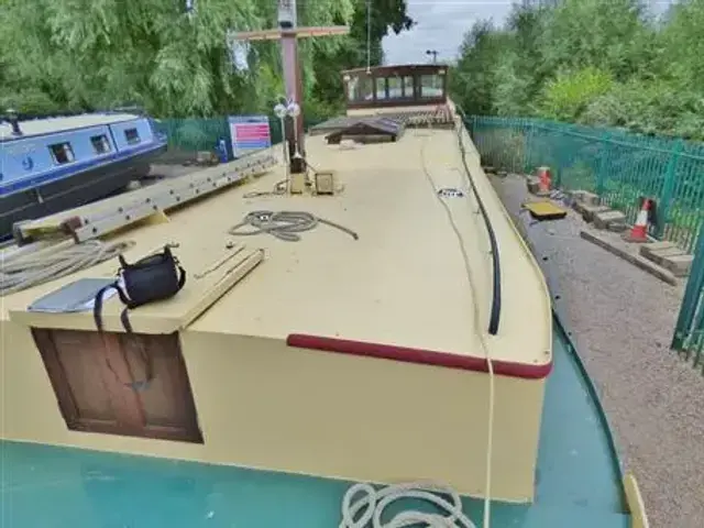 Delta Dutch Barge