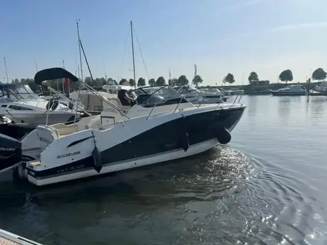 Quicksilver 875 Sundeck