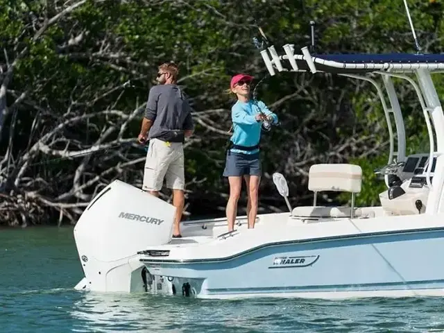 Boston Whaler 220 Dauntless