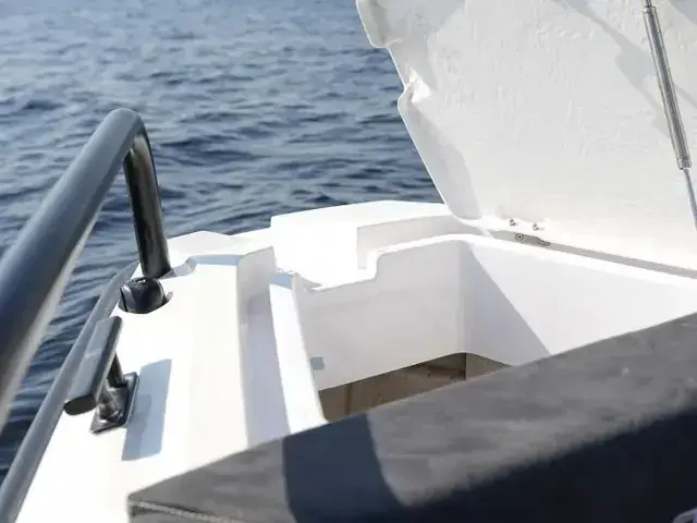 Axopar 28 Cabin