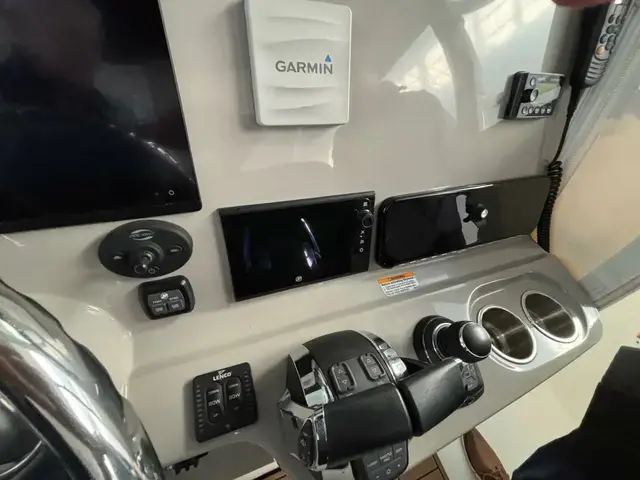 Boston Whaler 330 Outrage